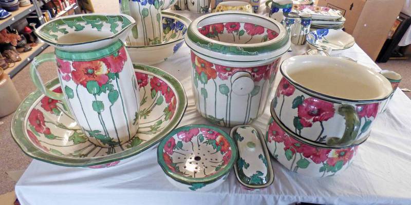 SELECTION OF ROYAL DOULTON POPPIES PATTERN D3225 PORCELAIN: EWER & BASIN, TWO CHAMBER POTS,