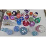 VARIOUS DECORATIVE GLASS PAPERWEIGHTS IN SELECTION OF COLOURS, VASES,