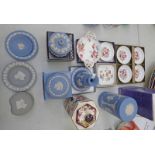 VARIOUS WEDGWOOD TRINKET BOXES & ROYAL WORCESTER TRINKET DISHES WITH FLORAL DECORATION