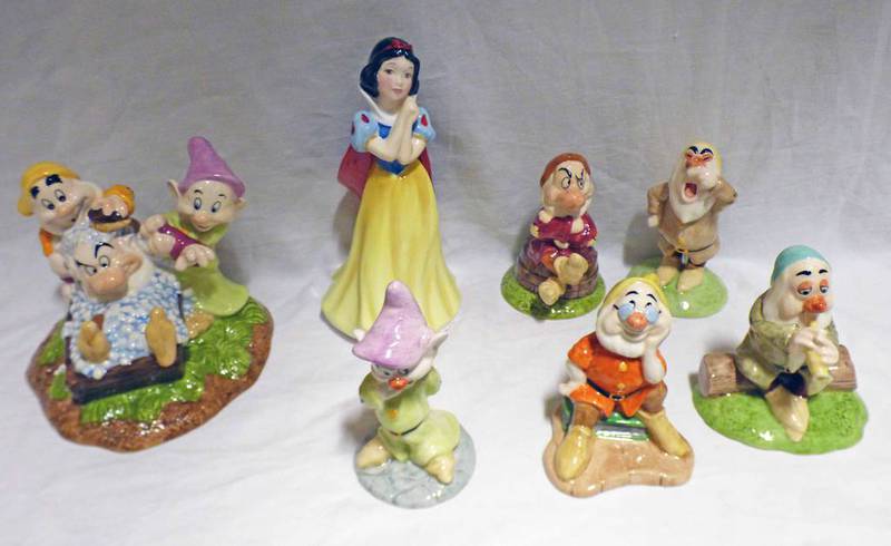 7 ROYAL DOULTON SNOW WHITE AND THE SEVEN DWARFS FIGURES TO INCLUDE GRUMPY'S BATH TIME, SNOW WHITE,