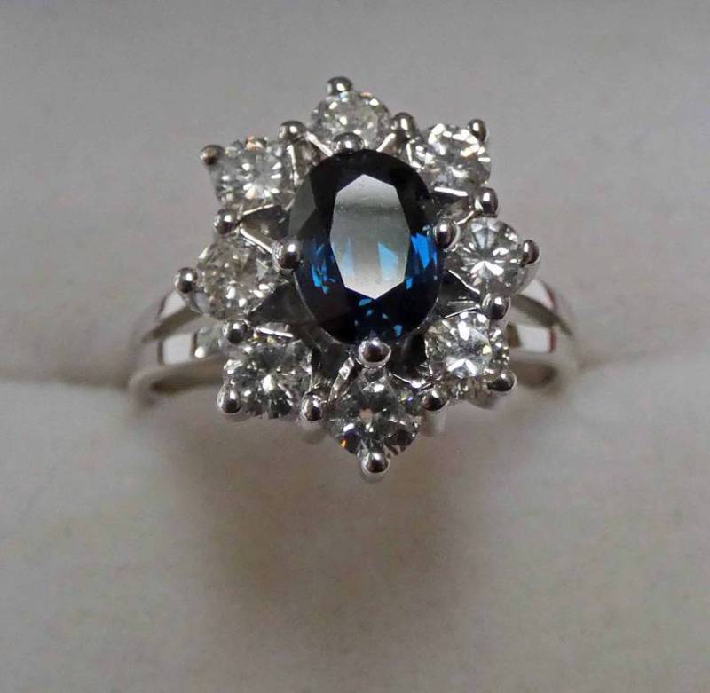 SAPPHIRE & DIAMOND SET CLUSTER RING.