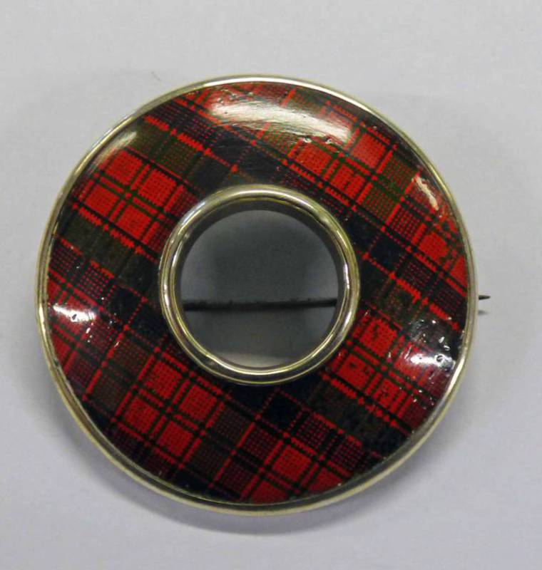 MAUCHLINE TARTAN WARE CIRCULAR BROOCH, ROBERTSON TARTAN - 4.