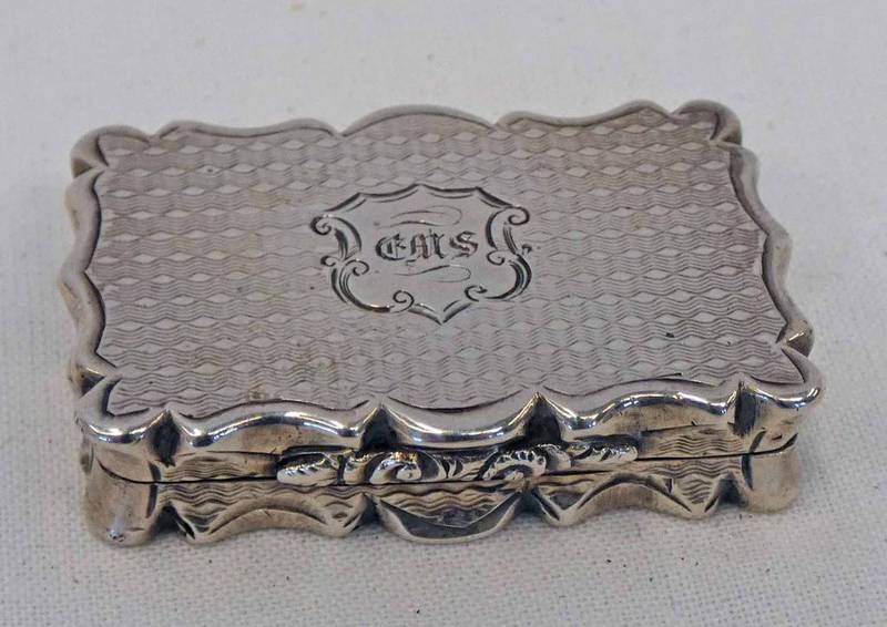 EARLY VICTORIAN SILVER VINAIGRETTE WITH FOLIATE THUMB PIECE,