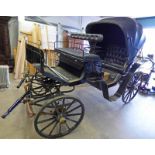 A LATE 20TH CENTURY HORSE DRAWN CARRIAGE IN BLACK WITH METAL SPOKED WHEELS, DISC BRAKES,