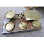 EARLY 20TH CENTURY MAHOGANY AND BRASS POSTAL SCALES WITH BRASS WEIGHTS