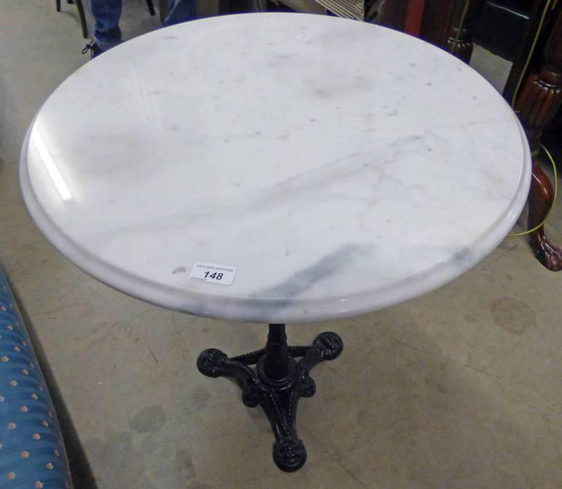 MARBLE TOPPED GARDEN TABLE WITH CAST METAL BASE LENGTH 61CM Condition Report: The