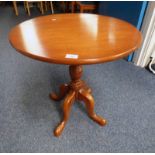 MAHOGANY CIRCULAR PEDESTAL TABLE ON 3 SPREADING SUPPORTS - 61 CM TALL