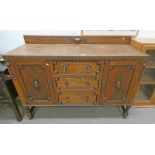 EARLY 20TH CENTURY OAK SIDEBOARD 3 CENTRALLY SET DRAWERS WITH PANEL DOOR TO EITHER SIDE.