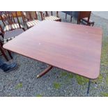 19TH CENTURY MAHOGANY SQUARE TOPPED CENTRAL PEDESTAL TABLE ON 3 SPREADING SUPPORTS