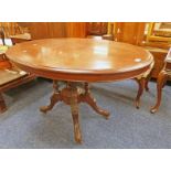 OVAL TOPPED MAHOGANY PEDESTAL TABLE WITH 4 SPREADING SUPPORTS. CIRCA 1900.
