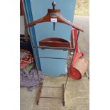 EARLY 20TH CENTURY MAHOGANY FOLDABLE CLOTHES STAND 'THE WATTS DUMBVALET' HEIGHT 122CM