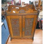EARLY 20TH CENTURY OAK SMOKERS CABINET WITH 2 CARVED PANEL DOORS 45CM TALL