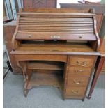 EARLY 20TH CENTURY OAK ROLL TOP DESK WITH 4 DRAWERS TO ONE SIDE .