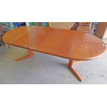 20TH CENTURY TEAK TABLE WITH 2 LEAVES ON SHAPED SUPPORTS LENGTH 198CM