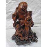 19TH CENTURY CARVED FIGURE GROUP OF BUDDHA AND BOY ON STAND - 20CM TALL