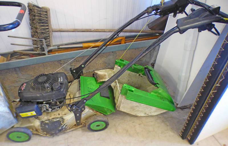 18" ETESIA PRO 46 LAWNMOWER WITH GRASSBOX - PLUS VAT Condition Report: Sold as seen