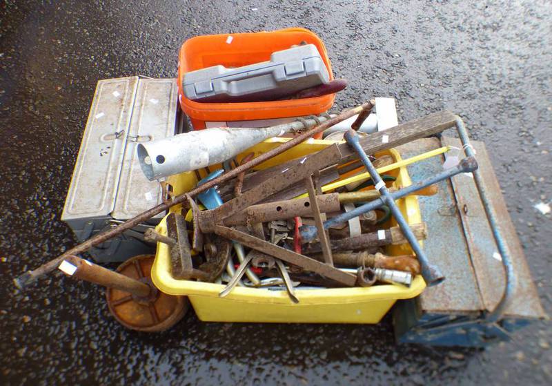 SELECTION OF HAND TOOLS INCLUDING HAND DRILL,