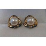 PAIR OF GOLD PEARL SET EARSTUDS Condition Report: Pearls: 6.