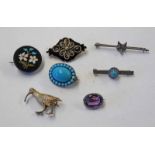 SELECTION OF VARIOUS BROOCHES INCLUDING FOX HEAD BROOCH, AMETHYST BROOCH, TURQUOISE BROOCH,