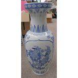 LARGE BLUE & WHITE CHINESE VASE,