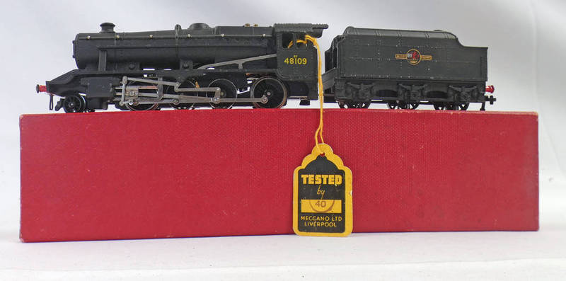 HORNBY DUBLO 2225 00 GAUGE (2-RAIL) BR BLACK 2-8-0 48109 FREIGHT LOCOMOTIVE & TENDER.