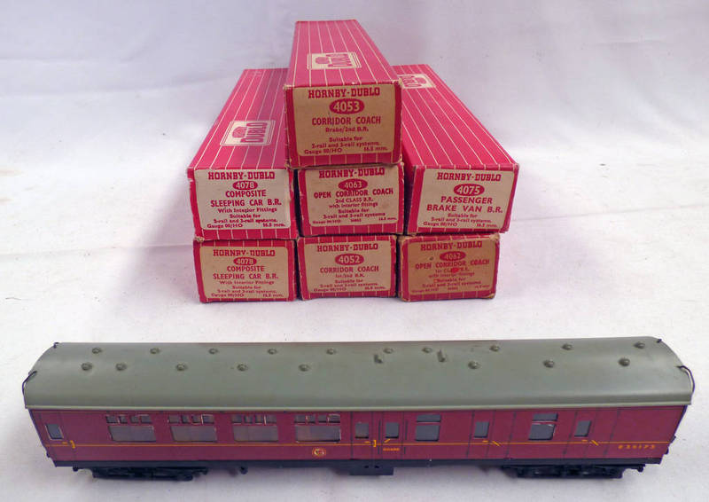 7 HORNBY DUBLO 'SUPER DETAIL' CRIMSON STOCK INCLUDING 4053 - CORRIDOR COACH BRAKE/2ND 2 X 4078 -