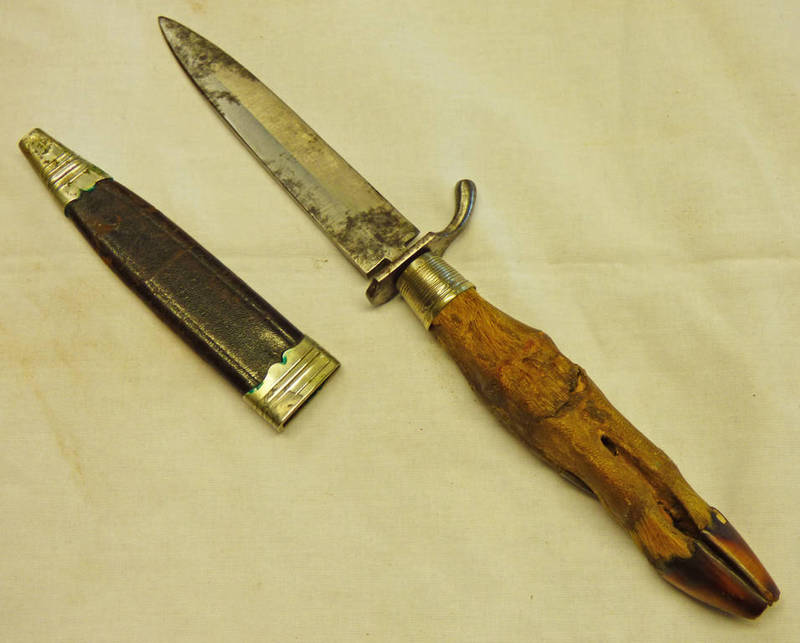 19TH CENTURY DOE'S FOOT HUNTING DAGGER WITH 11CM SINGLE EDGED BLADE,