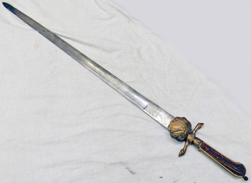 GERMAN HUNTING SWORD WITH 61CM LONG BLADE ETCHED WITH BUSTS AND ANIMALS WITH ITS GILT SHELL GUARD,