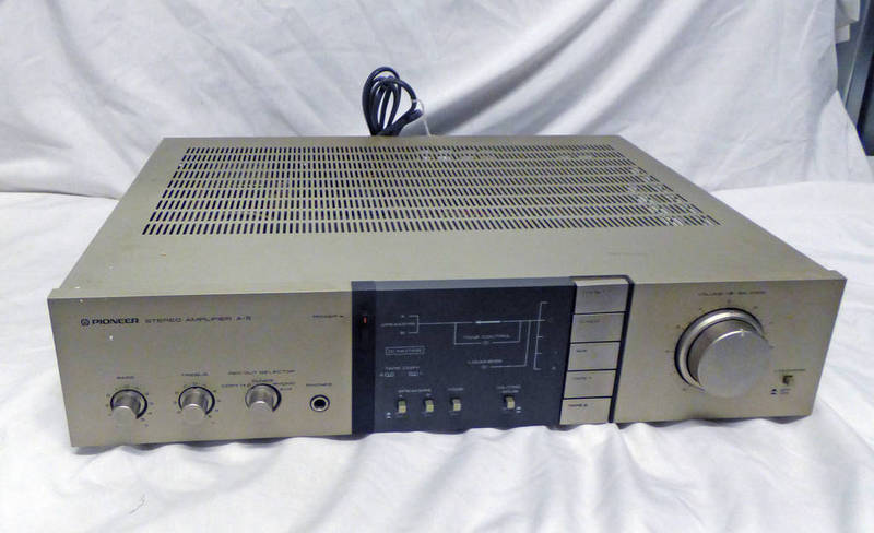 PIONEER 1 - 5 STEREO AMP IN BOX