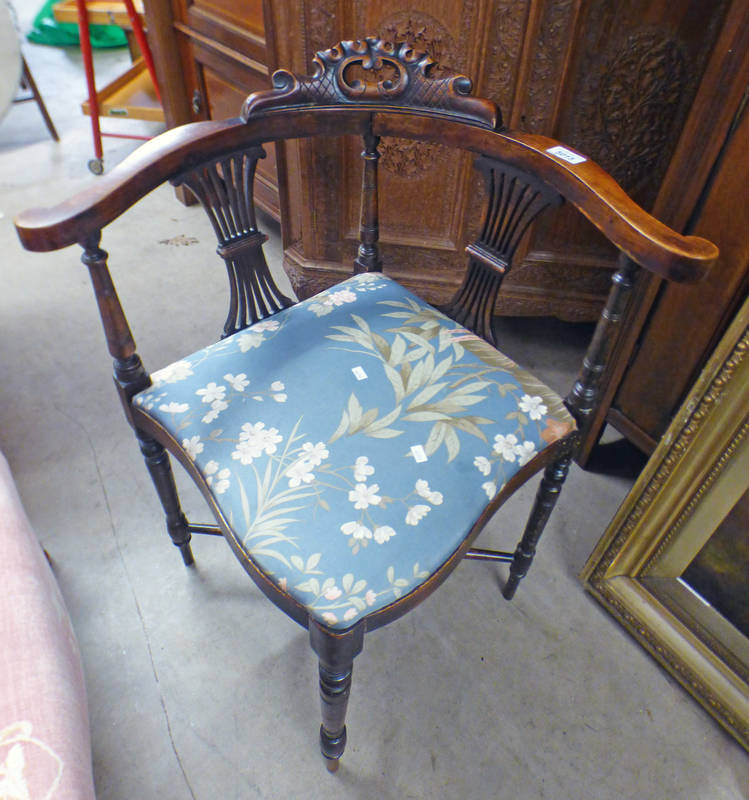 EARLY 20TH CENTURY CURVED WALNUT CORNER CHAIR ON TURNED SUPPORTS 72CM TALL