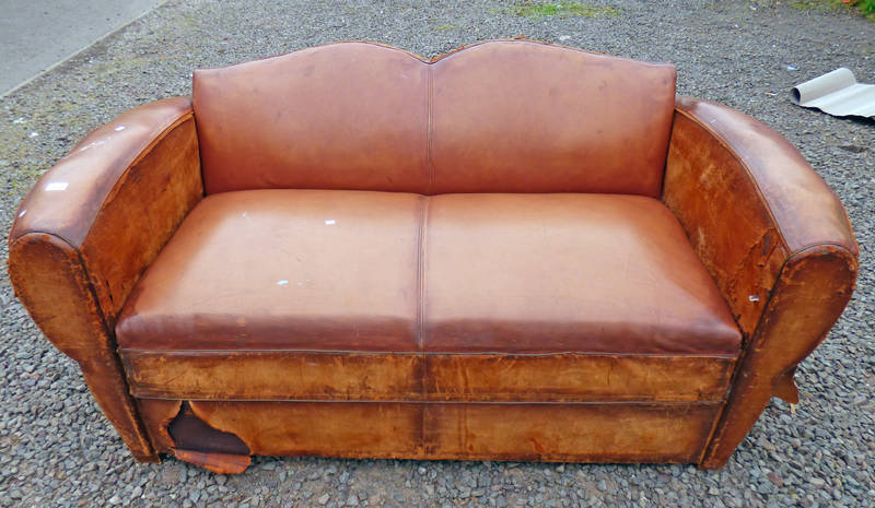 OVERSTUFFED TAN LEATHER 2 SEATER CLUB SETTEE SOLD AS FOUND LENGTH 162 CM Condition