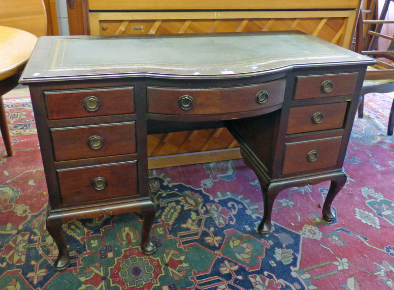 20TH CENTURY MAHOGANY LEATHER TOPPED DESK WITH 7 DRAWERS ON QUEEN ANNE SUPPORTS 76CM TALL X 122CM