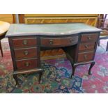 20TH CENTURY MAHOGANY LEATHER TOPPED DESK WITH 7 DRAWERS ON QUEEN ANNE SUPPORTS 76CM TALL X 122CM