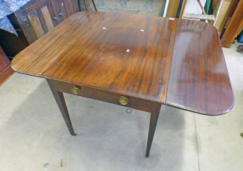 19TH CENTURY MAHOGANY PEMBROKE TABLE WITH SINGLE DRAWER & 2 DROP LEAVES ON SQUARE TAPERED SUPPORTS