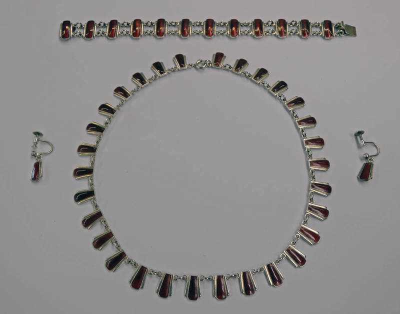 VOLMER BAHNER DANISH STERLING SILVER SUITE OF JEWELLERY: RED ENAMEL NECKLACE MATCHING BRACELET - 17.