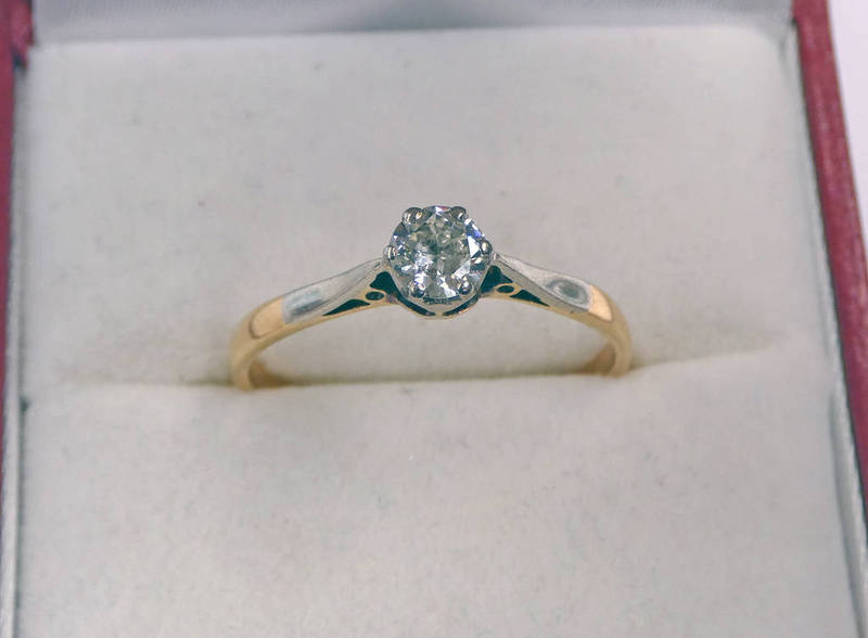 DIAMOND SOLITAIRE RING, THE DIAMOND APPROX. 0.