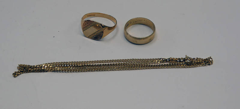 9CT GOLD SIGNET RING, 9CT GOLD WEDDING BAND & 9CT GOLD CHAIN - 8.