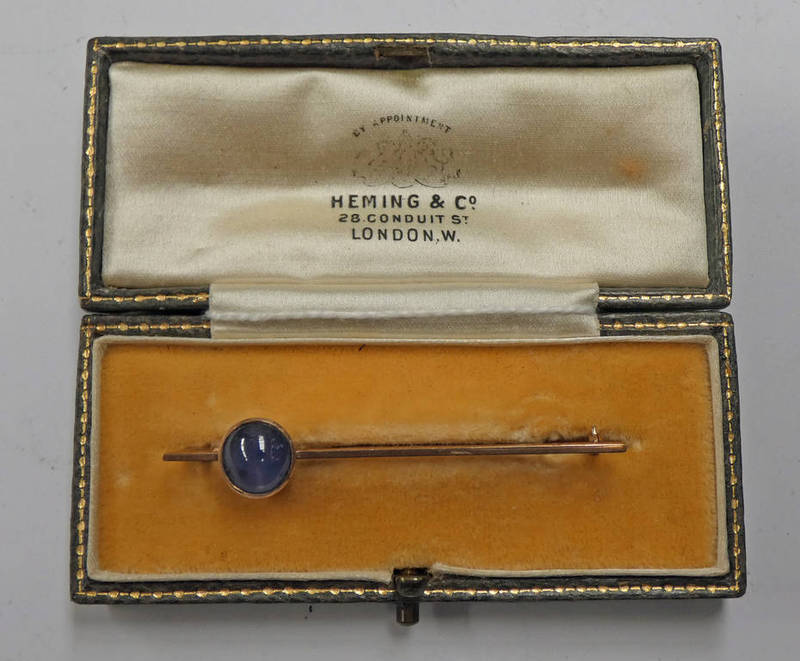 EARLY 20TH CENTURY BAR BROOCH SET WITH CABOCHON SAPPHIRE