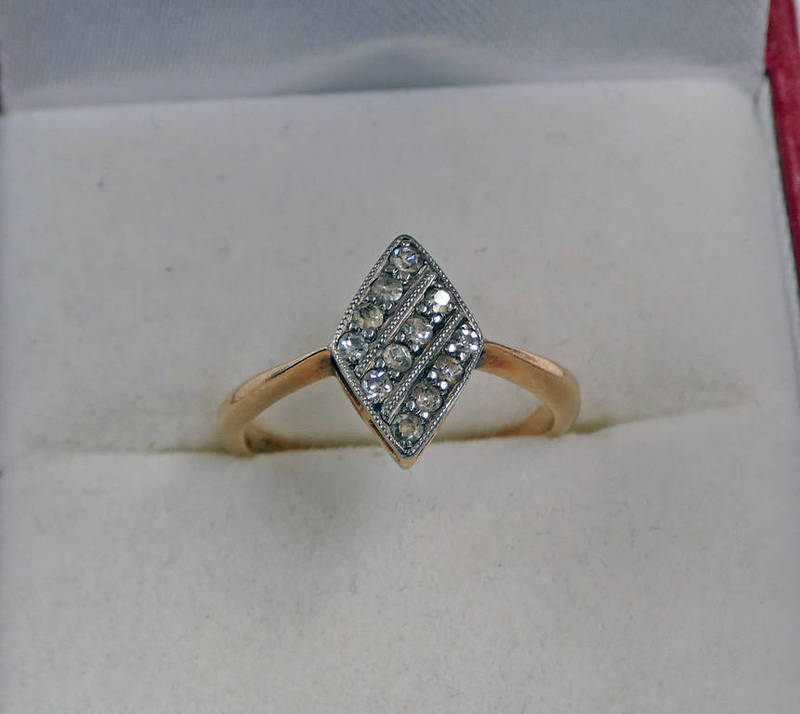 18CT GOLD DIAMOND SET RING Condition Report: Weight: 2.4g. Ring size: G.