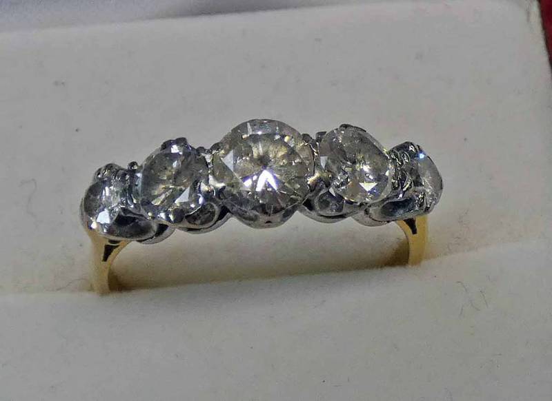 18CT GOLD DIAMOND 5-STONE RING, THE CENTRAL STONE APPROX. 0.65 CARATS, REMAINING STONES APPROX.