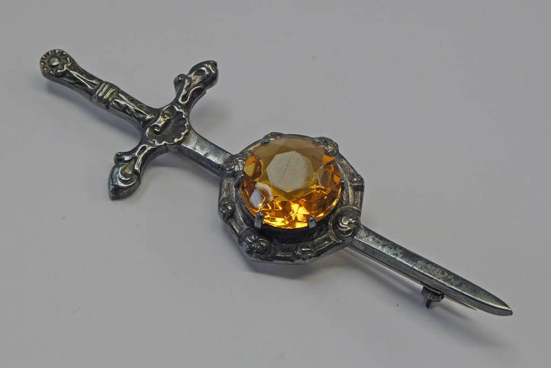 SCOTTISH SILVER GEM SET CLAYMORE LARGE KILT PIN BY ROBERT ALLISON, GLASGOW 1958 - 8.