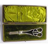 CASED PAIR OF SILVER GRAPE SCISSORS BY JAMES DEAKIN & SONS, SHEFFIELD 1899 - WEIGHT 2.