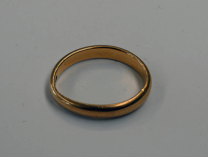 22CT GOLD WEDDING BAND - 5.