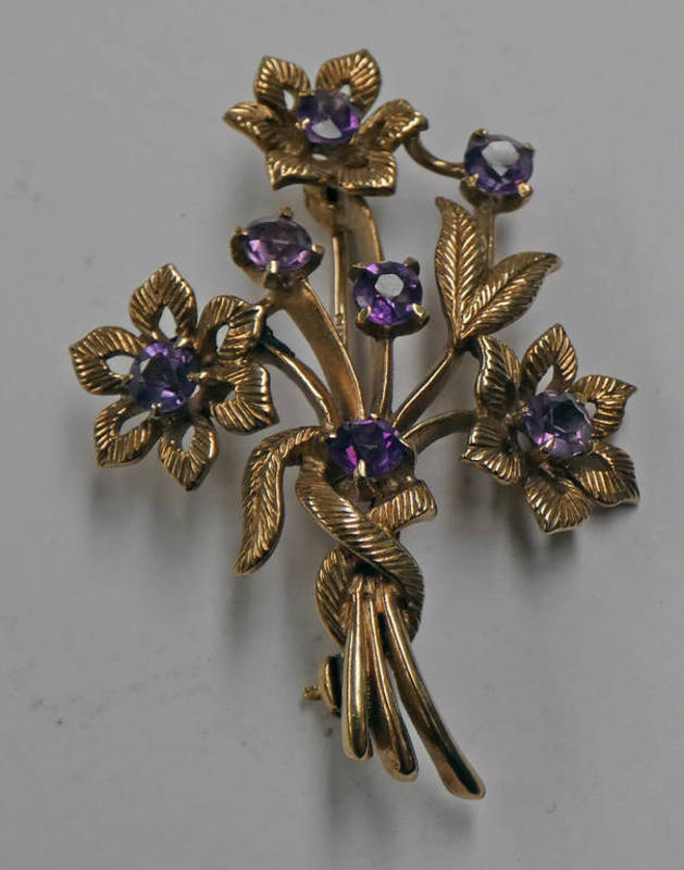 9CT GOLD AMETHYST FLORAL BROOCH - 8.