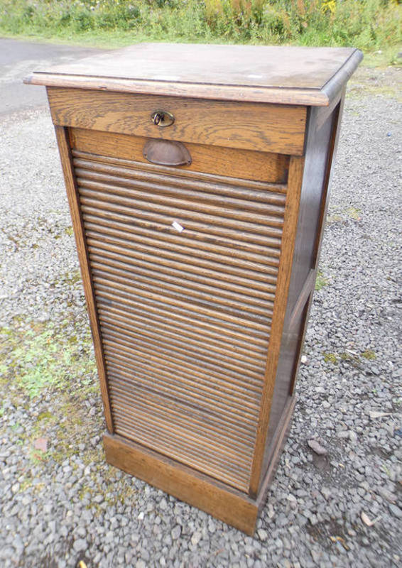 EARLY 20TH CENTURY OAK FILING CABINET WITH TAMBOUR FRONT .