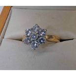 18CT GOLD DIAMOND CLUSTER RING, THE 7 BRILLIANT-CUT DIAMONDS APPROX. 0.