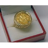 1903 HALF SOVEREIGN RING IN A 9CT GOLD MOUNT - 9.