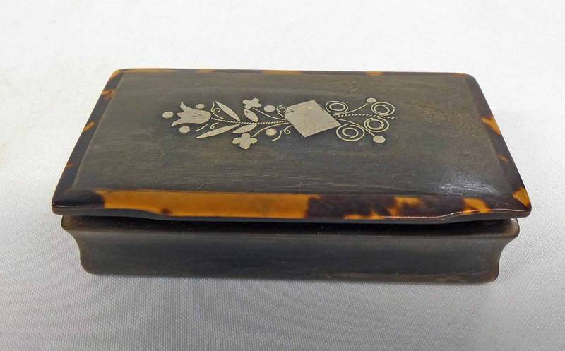 19TH CENTURY SCOTTISH HORN & TORTOISESHELL SNUFF BOX WITH SILVER INLAY - 7.