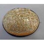 19TH CENTURY CHINESE CARVED ABALONE OVAL BROOCH IN A WHITE METAL MOUNT DEPICTING FIGURES IN A