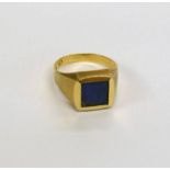 18CT GOLD LAPIS LAZULI SET SIGNET RING,